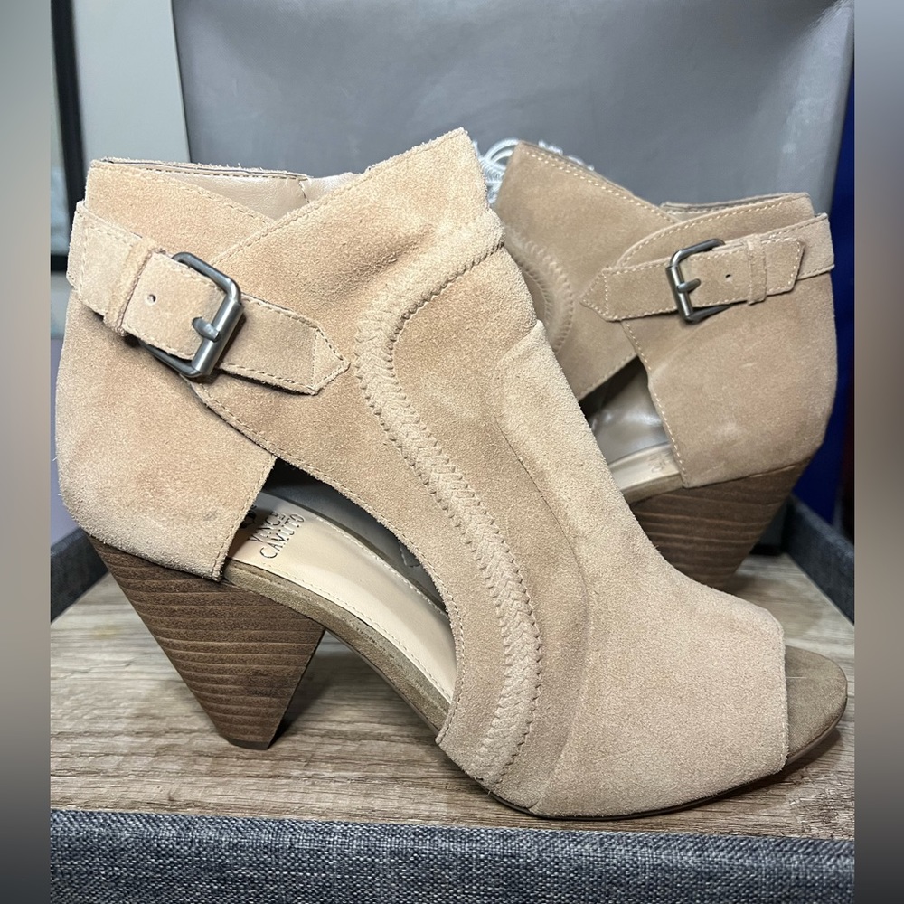 Vince Camuto peep toe shooties